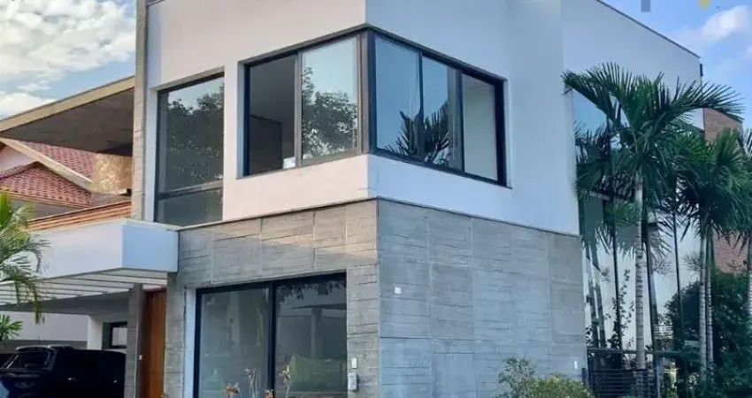 Sobrado de 420m² de construção e 560m² de terreno, c/ 3 suítes, lareira, pé direito duplo, piscina, home office, 6 vagas garagem no Reserva da Serra