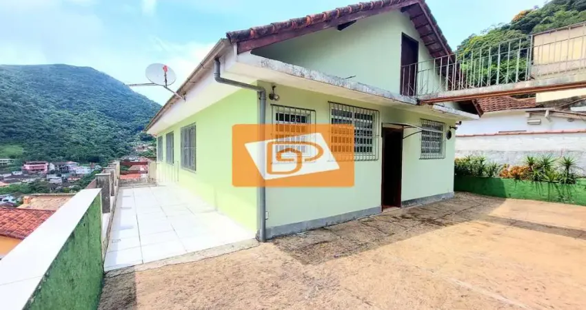 Casa &#224; venda em Petrópolis. São 3 quartos + anexo + piscina + solário + churrasqueira.