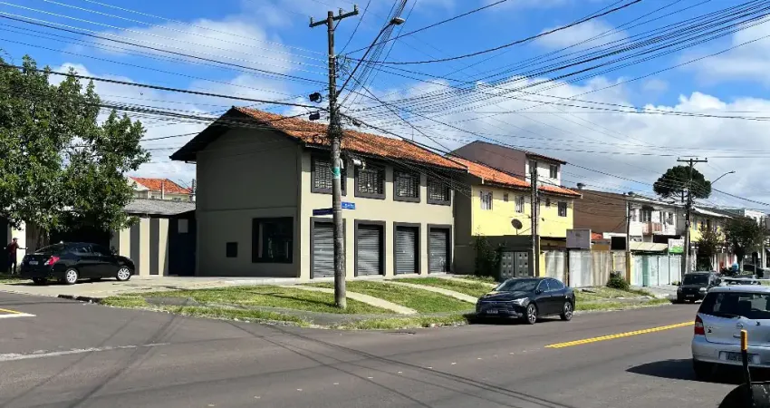 Ótimo Imóvel Comercial de Esquina no Cajuru com 4 Lojas e 4 Salas!