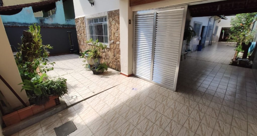 Casa Térrea Isolada de 116m2 com 02 dormitórios sendo 01 suíte à 800m da praia