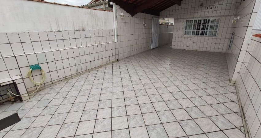 Casa Térrea Geminada de 110m2 mobiliada e decorada 03 dormitórios sendo 01 suíte à 400m da praia