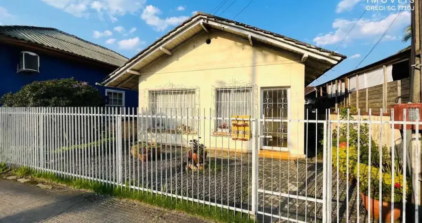 Casa com 3 quartos, Bucarein, Joinville - R$ 850 mil, Cod: 136
