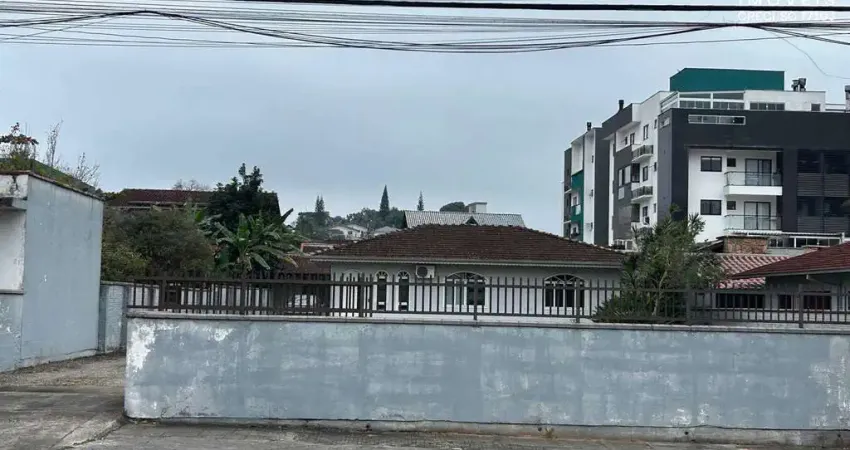 Casa com 3 quartos, Bom Retiro, Joinville - R$ 1.8 mi, Cod: 335