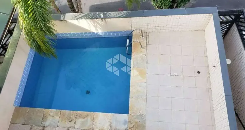 APARTAMENTO 01 DORM. C/ VAGA E SACADA, PRÉDIO C/ PISCINA. VILA TUPI, PRAIA GRANDE SP.