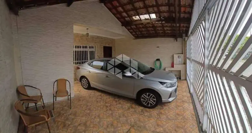 CONFORTÁVEL CASA  MOBILIADO 03 DORMS. SENDO 01 SUITE, 02 VAGAS E APENAS 200 METROS DA PRAIA. BALNEÁRO MARACANÃ, PRAIA GRANDE SPP/ VENDA