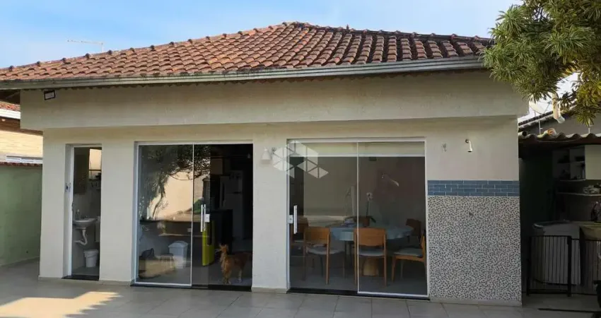 CASA ISOLADA, 02 DORMS. PISCINA, ÁREA GOURMET, 04 VAGAS, MÓVEIS PLANEJADOS. REAL, PRAIA GRANDE SP.