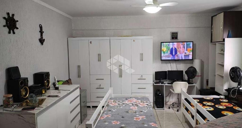 KITNET NA PRAIA. SALA LIVING, WC SOCIAL, 01 VAGA DE GARAGEM, 33,50 M² ÁREA ÚTIL. MARACANÃ, PRAIA GRANDE SP.