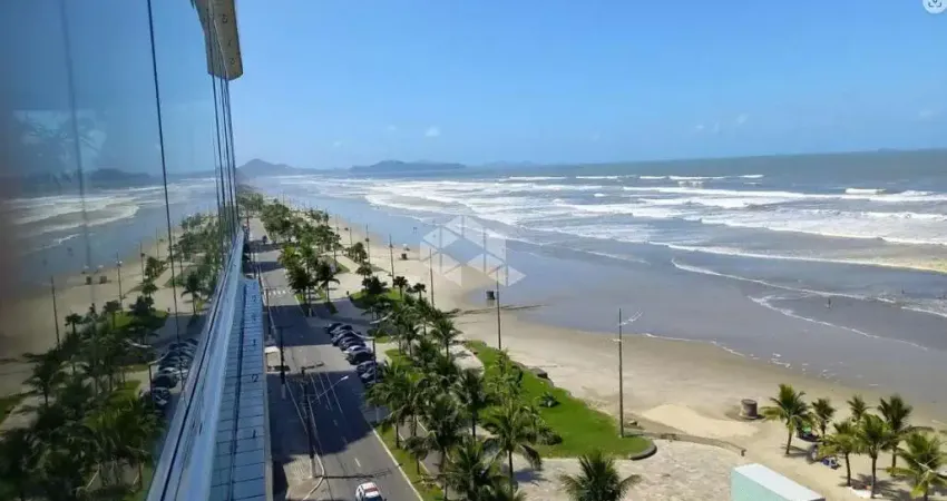 Apartamento pé na areia, com 3 quartos, sendo 1 suite, 02 vagas cobertas, com viste definitiva para o mar