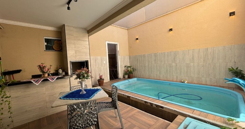 Linda casa no bairro Vila Verde, Cajazeiras - possui piscina e deck