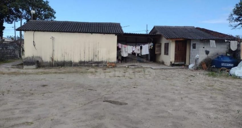 Terreno de 600m², próx. ao Mar e contando com Casa com Edícula