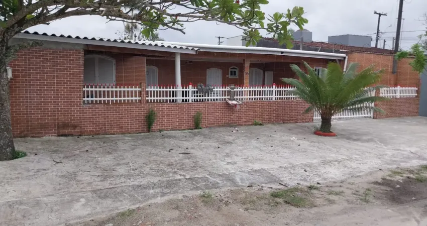 Excelente casa, ampla e com terreno, área calma. próximo ao mar.