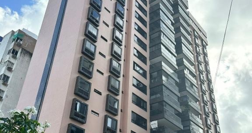 Apartamento 4 quartos, 210 metros nos Aflitos.