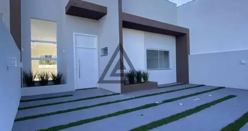RESIDÊNCIA COM PISCINA - 200 METROS DA AV. CELSO RAMOS