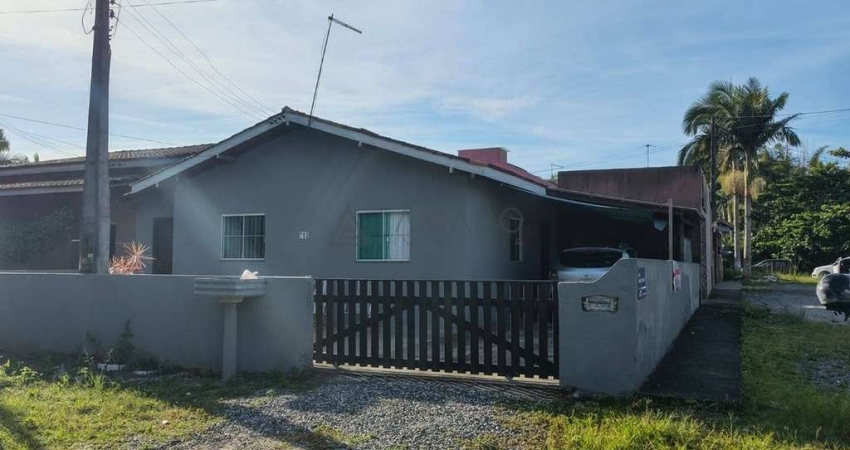 CASA DE ESQUINA COM 84M² A 700M DA PRAIA