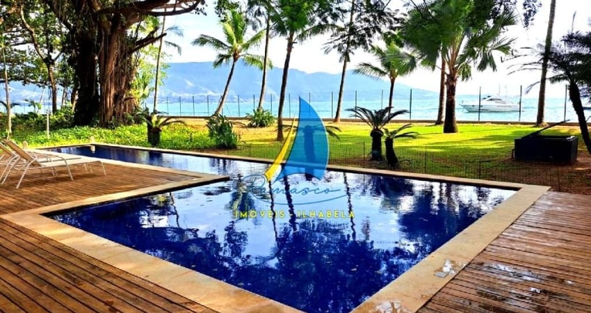 UMA VILA PARTICULAR NO CENTRO DE ILHABELA - A BEIRA MAR. Área de 9.100 m² e 126 m de frente para o mar, com 658 m² de construção