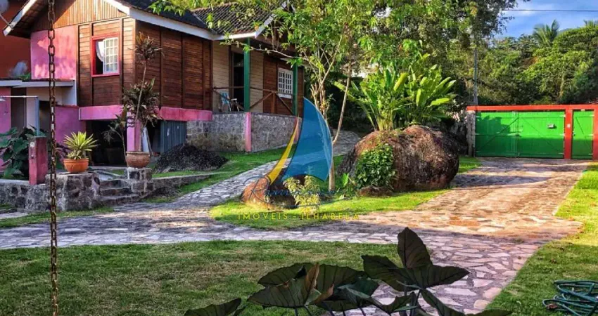 CASA TÉRREA COM AMPLO JARDIM - EXCELENTE LOCALIZAÇÃO - REGIÃO CENTRAL - ILHABELA.