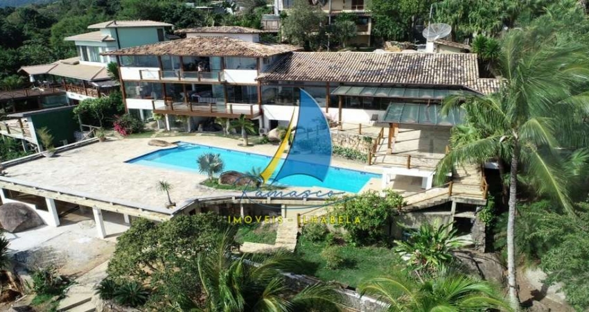 Imponente Casa de Luxo em Condomínio na Ponta da Sela, Ilhabela-SP: 6 suítes, 3 salas, 7 banheiros, 17 vagas, 915m² - Frente ao mar.
