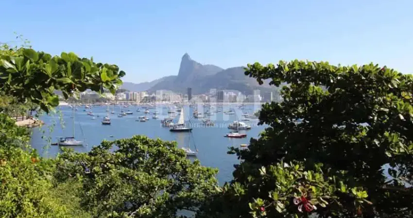 Casa na Urca, vista linda para  o mar, residencial. Para familia grande, podendo ser dividida em 2 unidades. Especial!