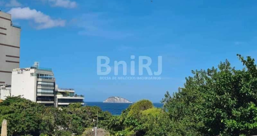 Apartamento para VENDA no LEBLON REFORMADO segunda quadra da praia
