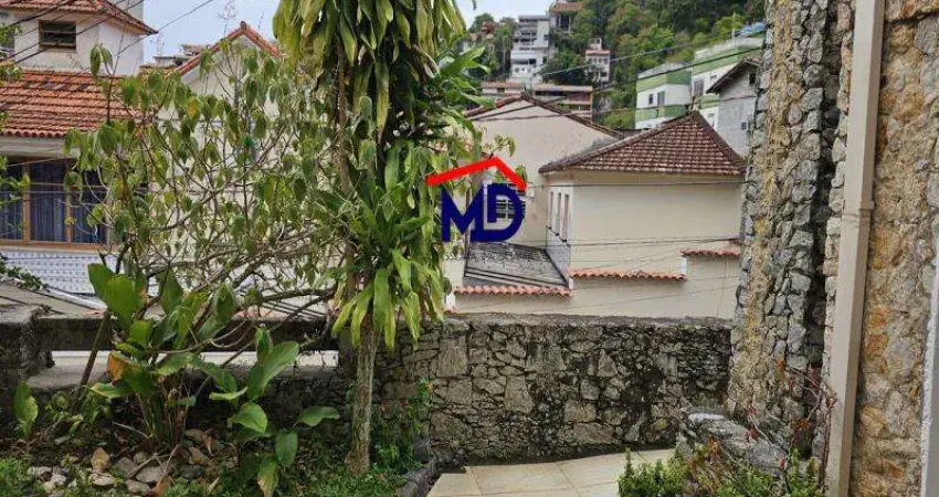 Casa duplex, bem localizada, 4 quartos, 5 vagas cobertas, silenciosa, ajardinada