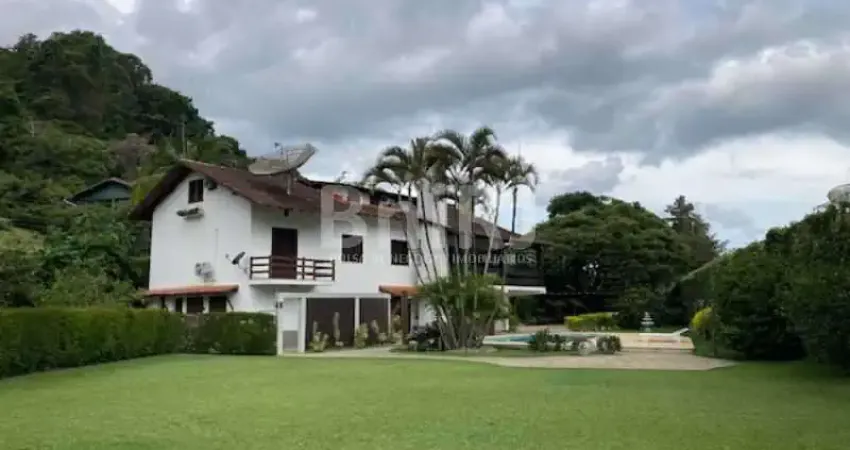 Linda casa na serra, com 5 quartos, à venda em área nobre de teresópolis