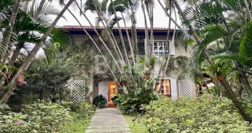 Linda casa reformada, com 4 quartos, sendo 3 suítes, em condomínio de luxo na Barra da Tijuca