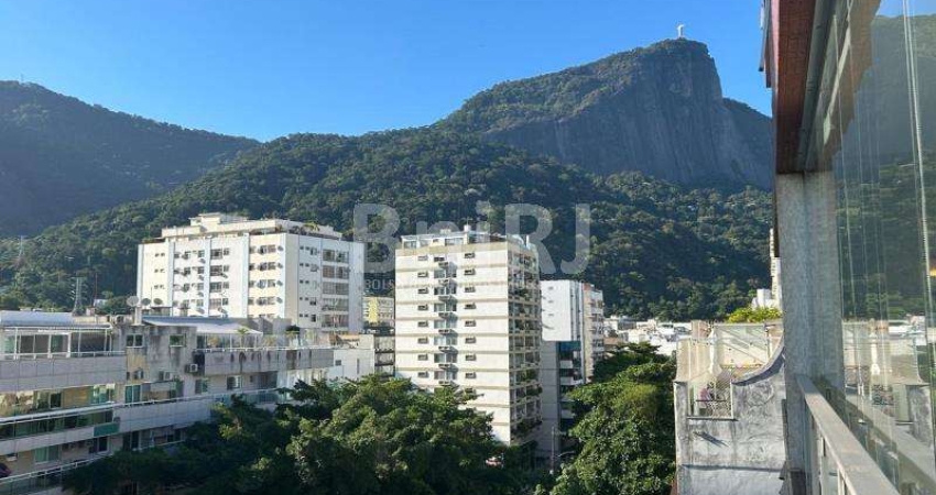 Oportunidade!  Reformado! Varandão!! Vista cinematográfica.
