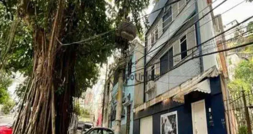 Catete! casa triplex desocupada - rua pedro américo . 4 qtos 1 suíte - ótimo terraço! 6 minutos para o metrô catete