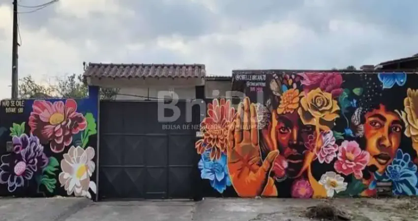 OPORTUNIDADE! Galpão 8 vagas escritório, cozinha e despensa  área externa com churrasqueira, 2 banheiros, segundo andar Loft suíte.