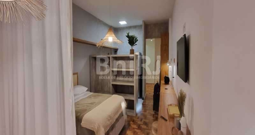 Apto. totalmente reformado e transformado num lindo loft com projetos de arquitetura, iluminação e climatização