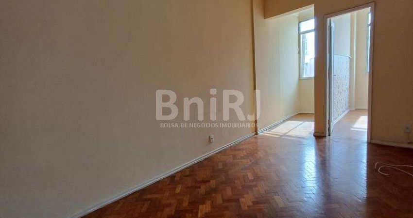 Amplo apartamento de 2 quartos, edifício com garagem pertinho do SESC Tijuca