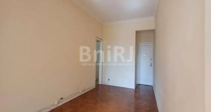 Amplo apartamento de 2 quartos, edifício com garagem pertinho do sesc tijuca