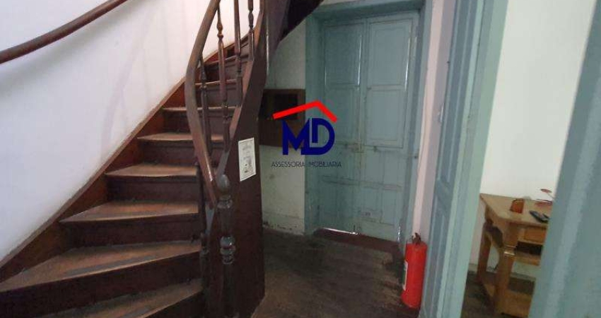 Casa bem localizada, 6 quartos, 2 salas, quase esquina Rua Bento Lisboa