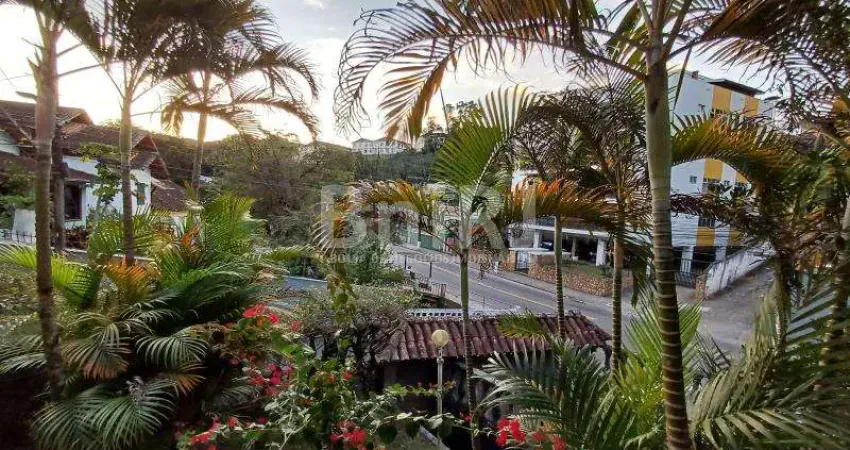 Casarão em Petrópolis - Próximo ao Centro, 2 andares com quiosque e churrasqueira na área externa