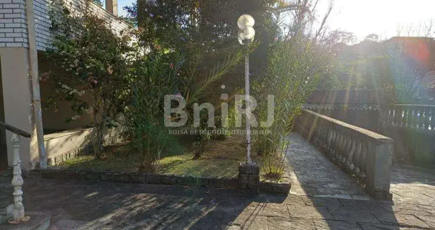 Casarão em petrópolis próximo ao centro, 2 andares com quiosque e churrasqueira e grande área externa