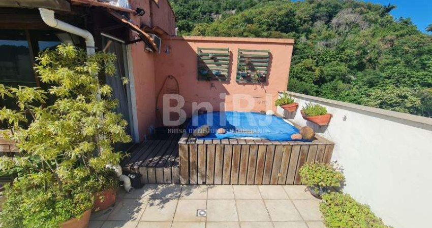 Cobertura Duplex no Humaitá, com vista para o Cristo. Hidromassagem na área externa, deck e chuveiro. 2 vagas de garagem.
