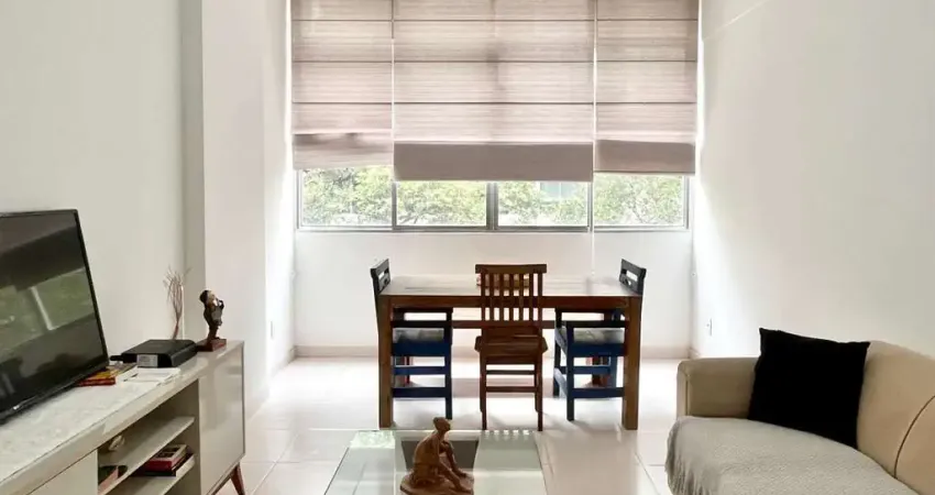 COPACABANA - Apartamento de 61 m², 2 quartos, vaga de garagem e excelente localização!*  Este apartamento é uma oportunidade única para morar ou investir no coração de Copacabana. Com 61 m², o imóvel