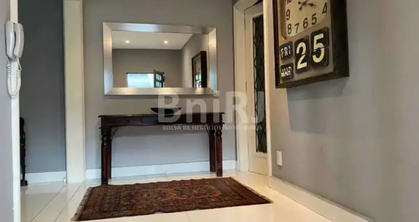 4 QUARTOS 2 SUITES, 1 VAGA, QUADRA DA PRAIA, TODO REFORMADO