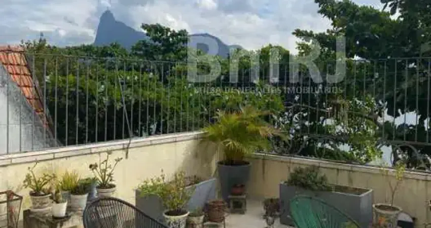 Residência Clara, Arejada e com Vista para o Mar ? Centro de Terreno