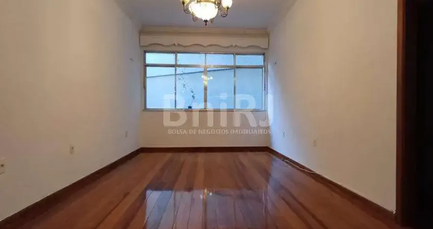 Lindo apartamento de 3 quartos! Fundos, silencioso e espaçoso. 1 Vaga de garagem.