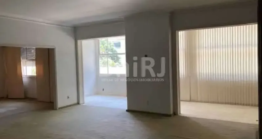 EXCELENTE OPORTUNIDADE EM IPANEMA: AMPLO APARTAMENTO, COM QUATRO QUARTOS, A 100 METROS DA PRAIA