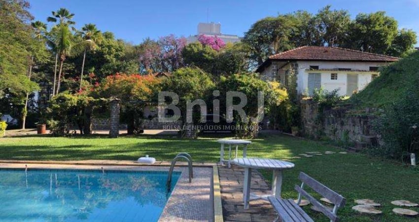 Encantadora Propriedade com Duas Residências e Infraestrutura Completa