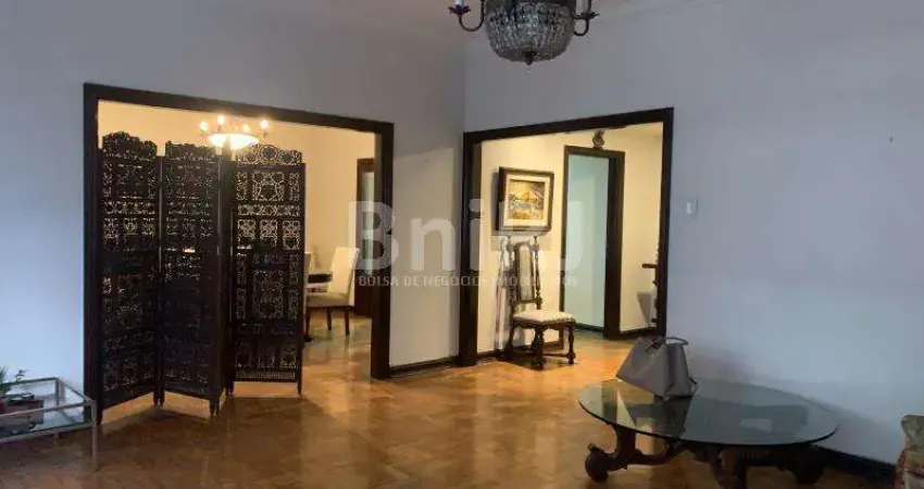 Apto Art Deco amplo , na sacada do quarto do casal se ve o mar ate Niteroi.