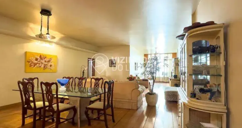 Sala ampla em dois ambientes, bar embutido e janelas grandes com vista para a av. gustavo sampaio.