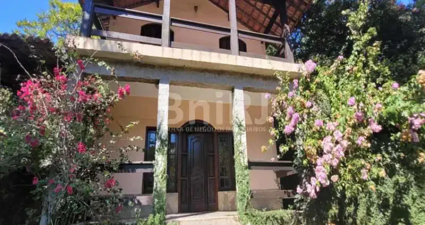 Oportunidade! casa de 224 m2 com 4 quartos, duas suítes, piscina e churrasqueira