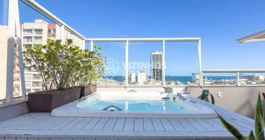 Cobertura triplex com 4 quartos, 2 vagas, vista parcial do mar e churrasqueira no leme