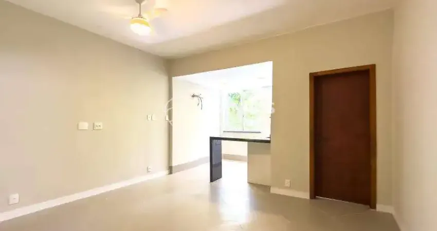 Conjugado reformado, silencioso e com vista para o verde no leme.