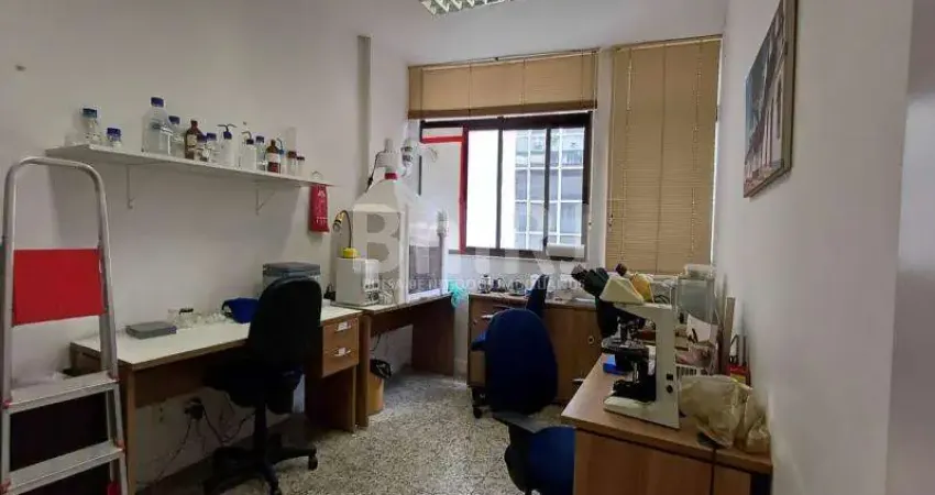 Excelente conjuto de salas comerciais próximo ao metrô uruguaiana projetada e reformada por arquiteta.