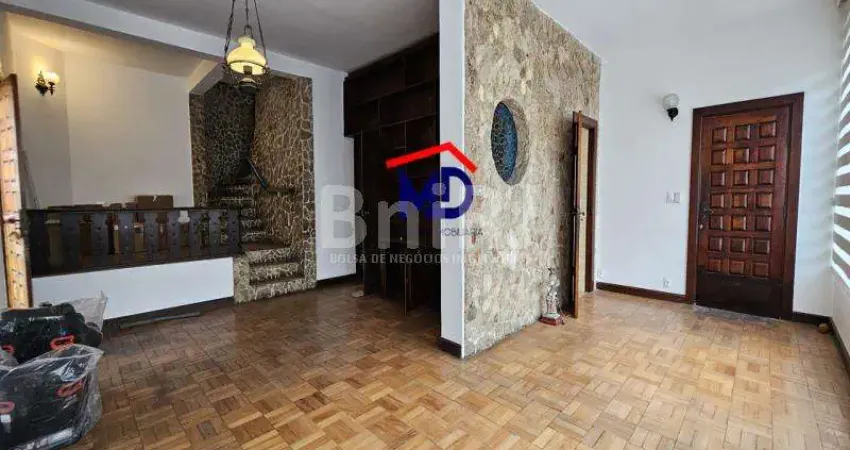 Casa duplex, bem localizada, 4 quartos, 5 vagas cobertas, silenciosa, ajardinada