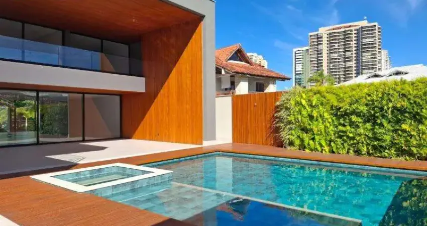 Casa de luxo em condomínio na barra da tijuca, rj: 4 quartos, 3 suítes, 3 salas, 7 banheiros, 10 vagas de garagem, 1.417m².
